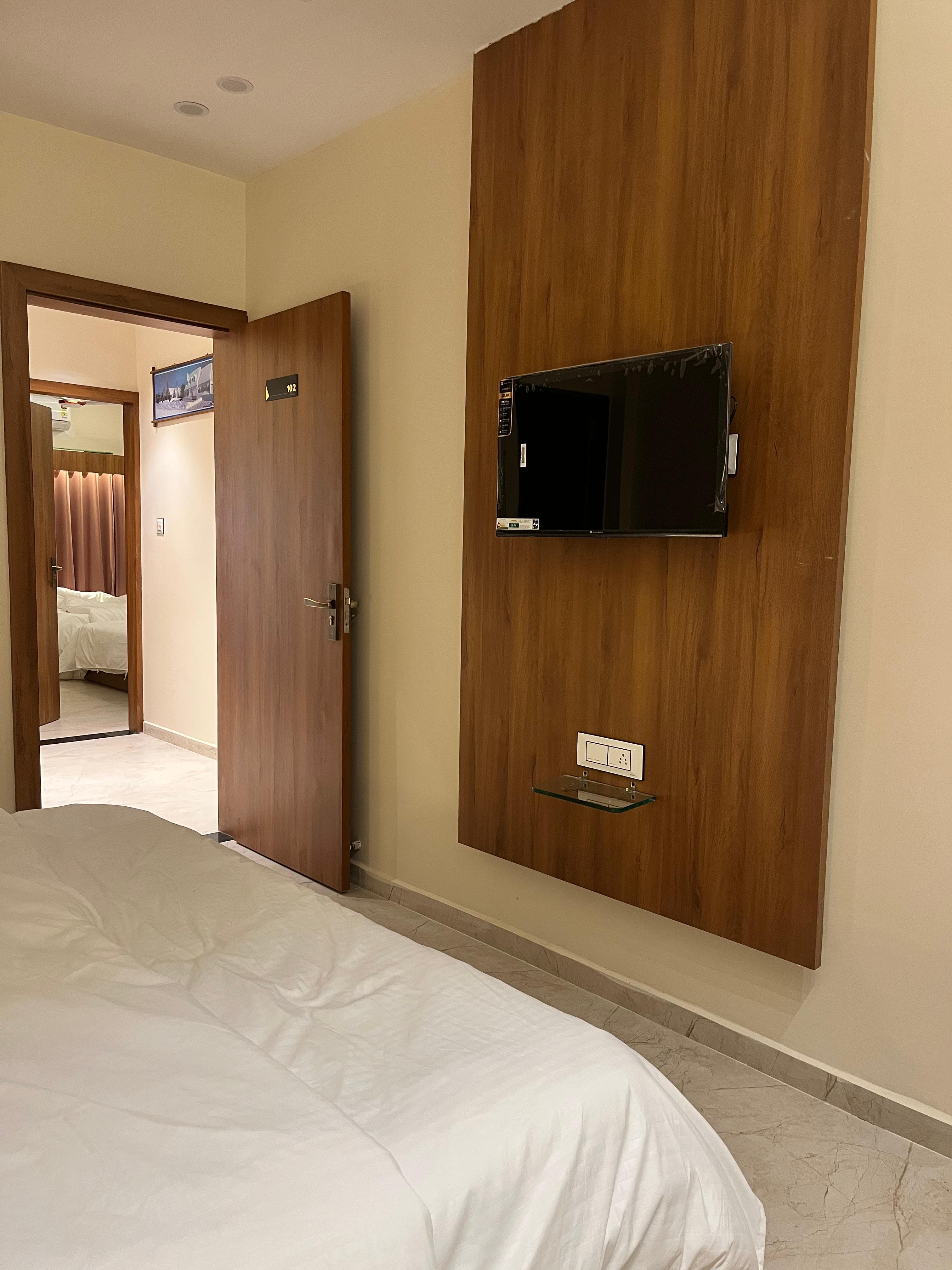 Pearl Homestay Ujjain - LED TV in Royal Retreat Room(102)