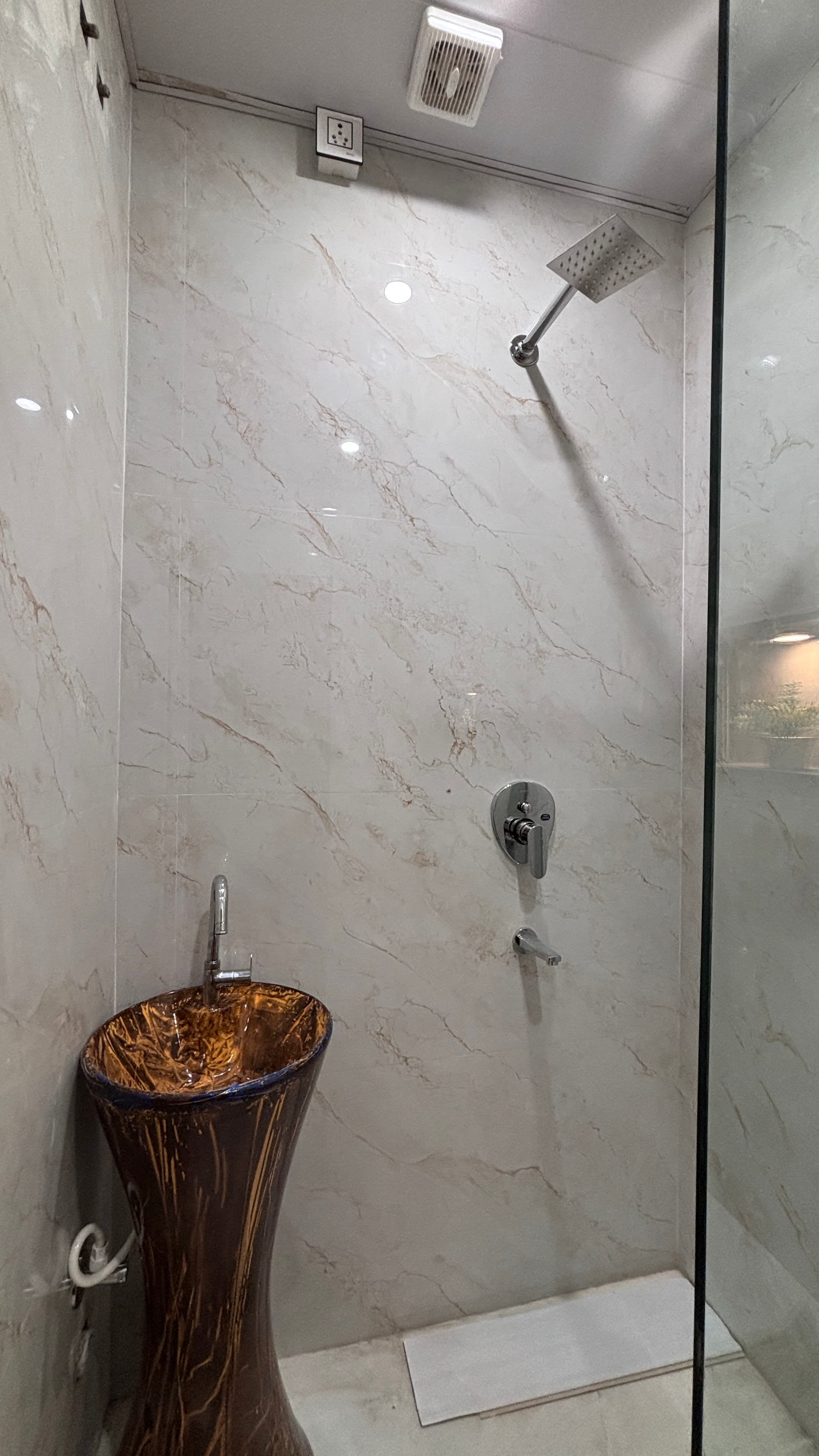 Pearl Homestay Ujjain - Washroom in Elite Retreat Room(101)